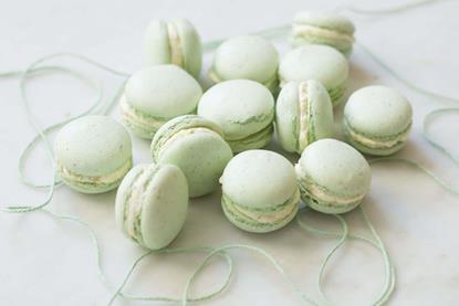 pistachio_macarons
